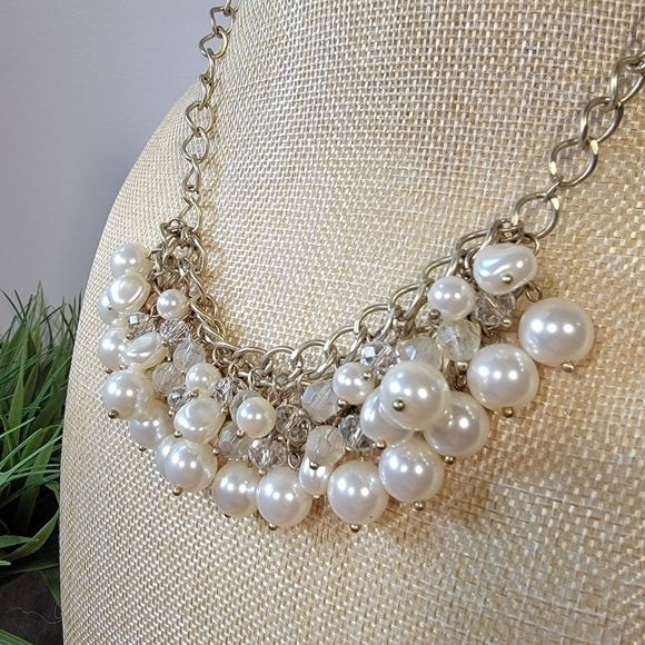 Francesca's Faux pearl and clear faceted bead chunky statement necklace - Picture 10 of 15